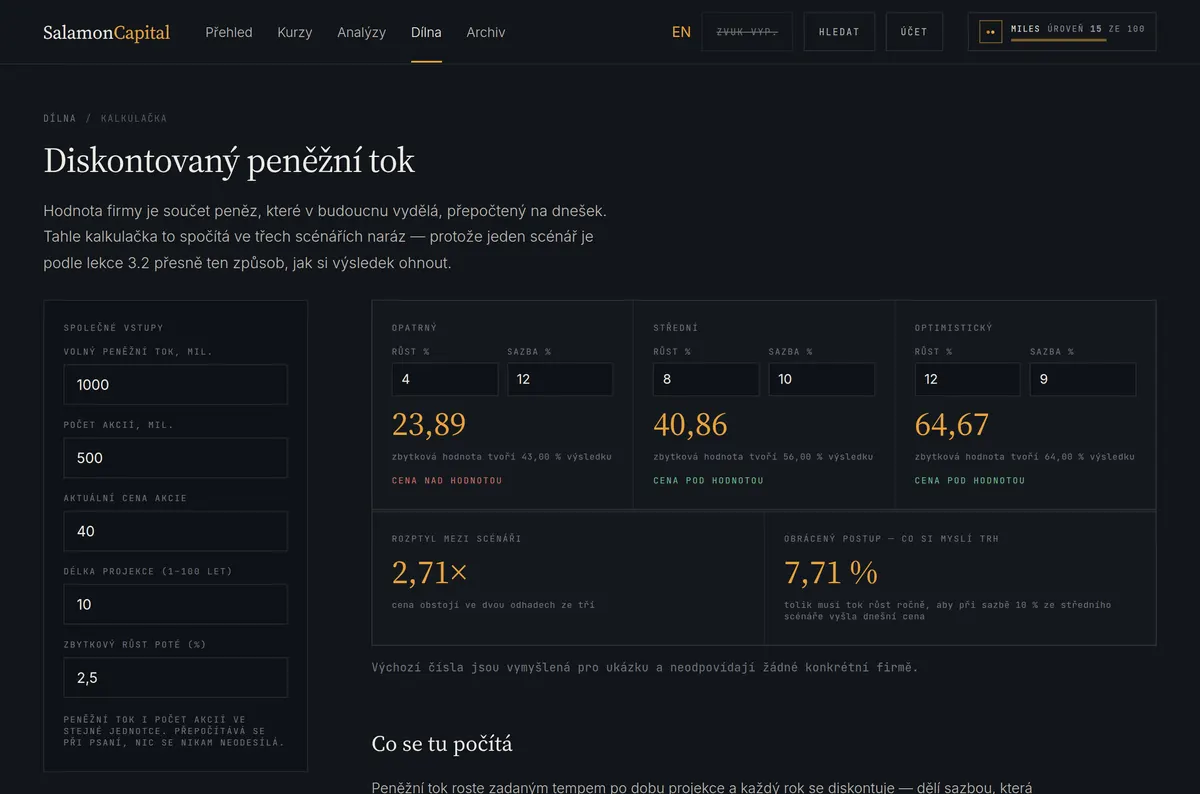 Kalkulačka diskontovaného peněžního toku: vstupní pole vlevo, tři scénáře vedle sebe s vypočtenou hodnotou akcie.